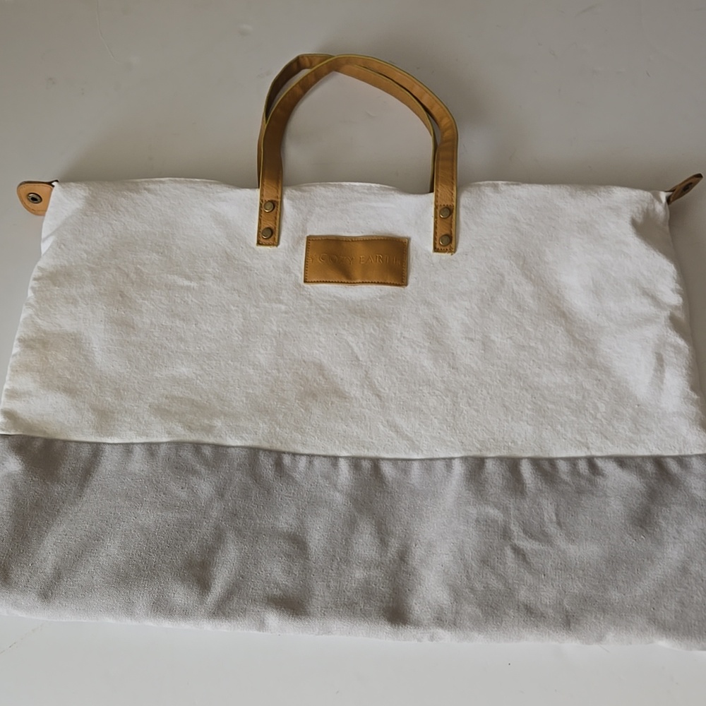 Cozy Earth Tote Bag in White & Gray Large